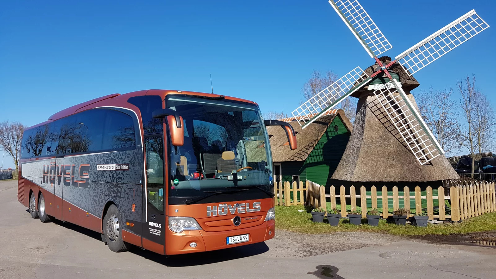 Bus vor Windmühle - Seniorenreisen